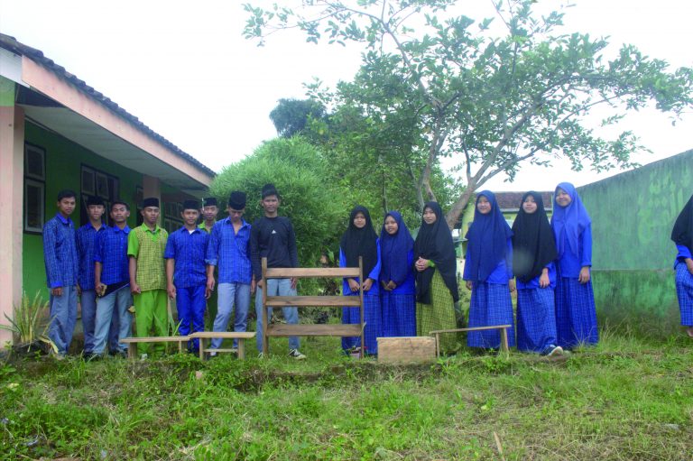 Siswa Kelas XI MA Nurul Fattah dalam PKWU 2022, Buat Kerajinan Meja Mengaji dan Rak Sepatu dari Kayu